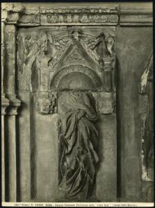 Siena - Palazzo Pubblico. Loggia, Jacopo della Quercia, altorilievo della Fonte Gaia entro una nicchia, particolare (1409-19).