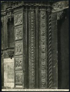 Bologna - Basilica di S. Petronio. Portale centrale, Jacopo della Quercia, particolare della decorazione della parte sinistra.