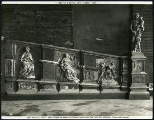 Siena - Palazzo Pubblico. Loggia, Jacopo della Quercia, Fonte Gaia, particolare della ricostruzione del lato destro (1409-19).