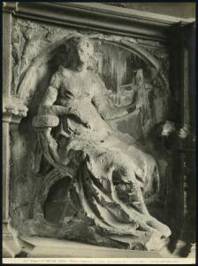 Siena - Palazzo Pubblico. Loggia, Jacopo della Quercia, la Fede, altorilievo della Fonte Gaia entro una nicchia (1409-19).