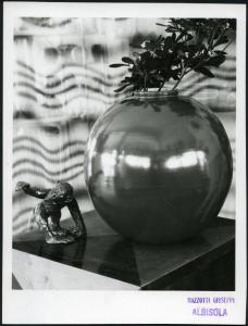 Milano - VI Triennale d'Arte. Vaso sferico e statuetta a foggia di scimmia, ceramiche della Ditta Giuseppe Mazzotti di Albisola.