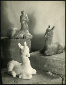 Milano - VI Triennale d'Arte. Cerbiatti, piccole sculture in ceramica.