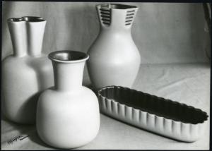 Milano - VI Triennale d'Arte. Vasi e contenitore allungato in ceramica della Richard Ginori.