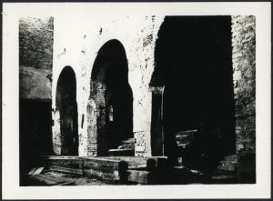 Acqui Terme - Basilica di San Pietro. Interno, particolare degli archi di una navata.
