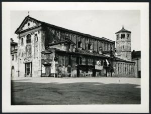 Acqui Terme - Basilica di San Pietro. Veduta della facciata e del fianco destro.