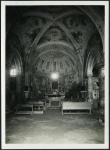 Vercelli - Abbazia di S. Benedetto di Muleggio. Interno, veduta della navata centrale con l'altare maggiore.