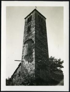 Masera - Chiesa di S. Abbondio. Ripresa dal basso del campanile.