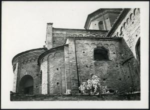 Acqui Terme - Duomo. Esterno, particolare delle absidi di profilo riprese dal basso.