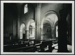 Tronzano Vercellese - Chiesa di San Pietro. Interno, veduta attraverso le navate, particolare.