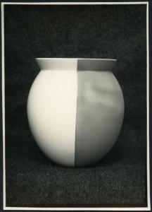 Milano - VI Triennale d'Arte. Guido Andloviz, vaso bicolore in ceramica della Società Ceramica Italiana Laveno.