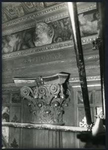 Milano - Chiesa di S. Paolo Converso. Interno, particolare della fascia decorativa dipinta che taglia le pareti della navata con la testa di S. Tommaso, rilievo in stucco.