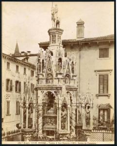 Verona - Cimitero Scaligero in via Santa Maria Antica. Bonino da Campione, Arca di Cansignorio (m. 1375), particolare del baldacchino soprastante il sarcofago, scultura in marmo.