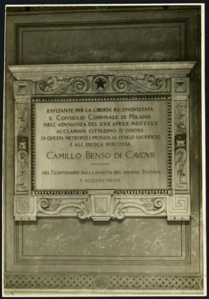 Milano - Palazzo Marino. Cortile d'Onore, lapide commemorativa di Camillo Benso di Cavour.