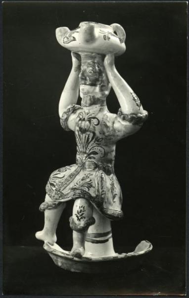 Bari - Raccolta Avv. Maselli. Lucerna sostenuta dalla figura di un uomo mascherato, ceramica dipinta della fabbrica di Laterza (XVIII sec.).