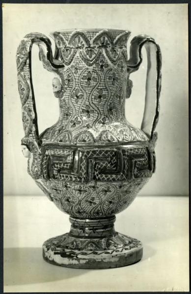 Bari - Raccolta Avv. Maselli. Giara con anse in ceramica decorata della fabbrica di Grottaglie (inizi XIX sec.).