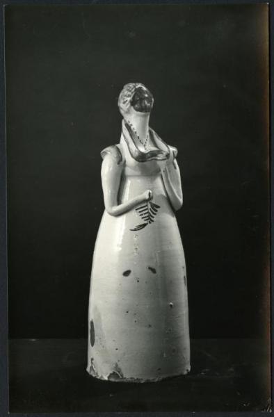 Bari - Raccolta Avv. Maselli. Fiasca in ceramica decorata a forma di damina mascherata della fabbrica di Grottaglie (inizi XIX sec.).