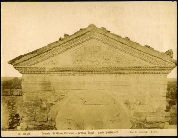 Trevi - Tempio di Giove Clitunno. Veduta del timpano posteriore.