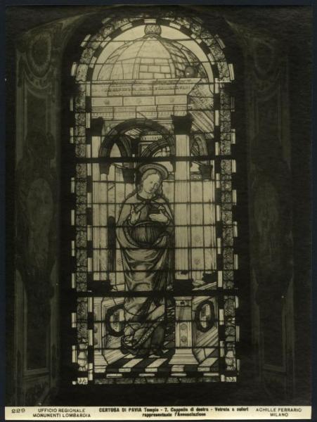 Pavia - Certosa. Navata destra, cappella dell'Annunziata, Cristoforo de' Mottis, l'Annunziata, vetrata artistica (XV sec.).