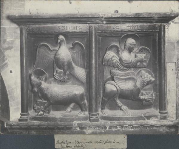 Rilievo - Simboli di S. Luca (bue), S. Giovanni (aquila), S. Marco (leone) e S. Matteo (angelo) - Modena - Duomo