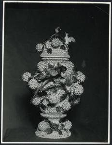 Milano - Palazzo Reale. Vaso in ceramica con decorazione a piccoli fiori e uccellini (XVIII sec.).