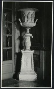 Milano - Palazzo Reale. Vaso monumentale ad anfora con anse su piedistallo e decorazione di gusto neoclassico (XVIII sec.).