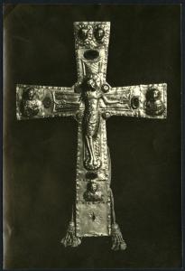 Brescia - Duomo Vecchio. Croce del Campo ( o dell'Orifiamma) in lamina d'argento sbalzato e parzialmente dorato e pietre dure (XII sec.).