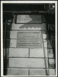 Milano - Piazza S. Eustorgio 8. Lapide commemorativa del fonte battesimale conservato al suo interno e restaurato dal cardinale Federico Borromeo.