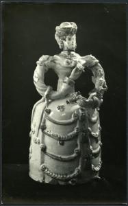 Bari - Raccolta Avv. Maselli. Fiasca in ceramica decorata a forma di donna in abito lungo e cappello della fabbrica di Grottaglie (metà XIX sec.).