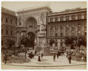 Milano - Piazza della Scala - Monumento a Leonardo - Passanti