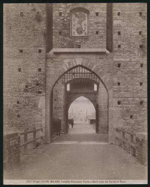 Milano - Castello Sforzesco - Porta verso la campagna vista dalla Corte Ducale