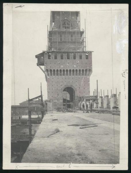 Milano - Castello Sforzesco - Torre Umberto I detta del Filarete, operai - Cantiere