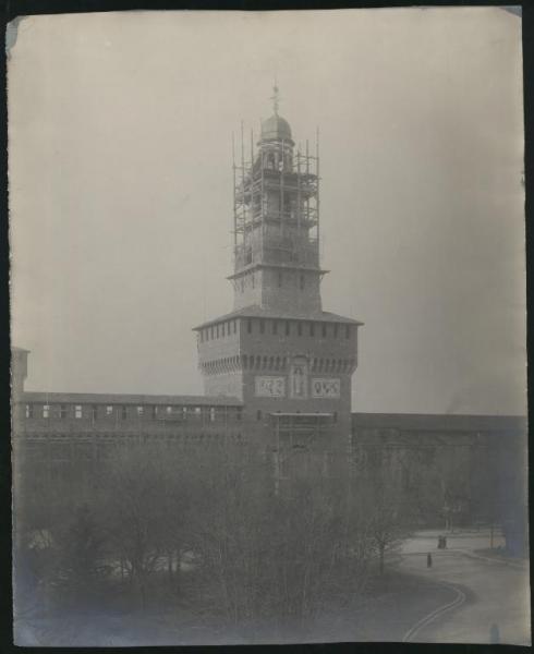 Milano - Castello Sforzesco - Torre Umberto I, detta del Filarete in costruzione