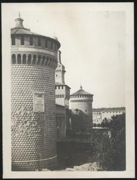 Milano - Castello Sforzesco - Torre Umberto I, detta del Filarete e Torrioni circolari - Cantiere