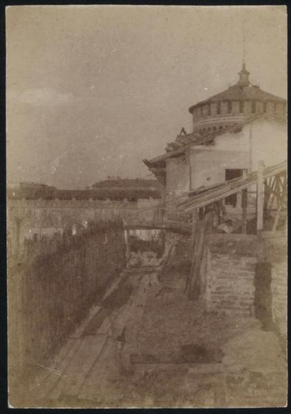 Milano - Castello Sforzesco - Mura verso la città, demolizioni per il rifacimento delle merlature - Cantiere