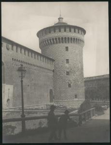 Milano - Castello Sforzesco - Torrione sud (di Santo Spirito) - Ragazzi vicino a un lampione