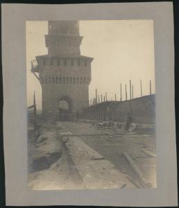Milano - Castello Sforzesco - Torre Umberto I, detta del Filarete e camminamento in costruzione