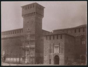Milano - Castello Sforzesco - Torre di Bona di Savoia, Rocchetta e rivellino di accesso alla Corte Ducale visti dalla Piazza d'Armi - Cantiere