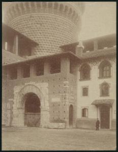 Milano - Castello Sforzesco - Angolo est della Piazza d'Armi con la Pusterla dei Fabbri - Uomo con bombetta (ingegner Campioni?)