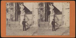 Ritratto maschile - Luca Beltrami davanti alla statua di S. Giovanni Nepomuceno / Milano - Castello Sforzesco - Torre di Bona di Savoia - Restauro Beltrami 1893-1894
