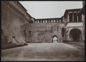 Milano - Castello Sforzesco - Corte Ducale e Loggetta di Galeazzo Maria Sforza, cortile di collegamento con la Rocchetta