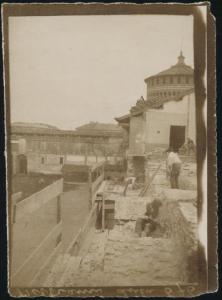 Milano - Castello Sforzesco - Mura verso la città, demolizioni per il rifacimento delle merlature - Cantiere