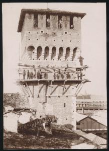 Milano - Castello Sforzesco - Torre di Bona di Savoia al termine della ricostruzione - Cantiere - Operai