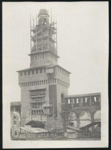 Milano - Castello Sforzesco - Torre Umberto I, detta del Filarete, in costruzione - Cantiere
