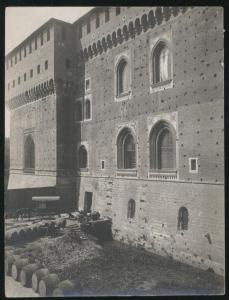 Milano - Castello Sforzesco - Lato sud-ovest e Torre del Tesoro (Torre Castellana) - cantiere