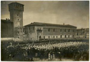 Milano - Castello Sforzesco - Cortile delle armi - Torre di Bona di Savoia - Esercizi ginnici