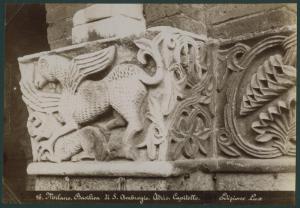 Scultura - Capitello - Grifone con preda e decorazioni fitomorfe - Milano - Basilica di Sant'Ambrogio - Atrio