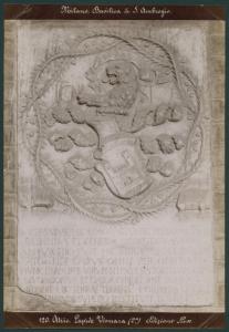 Rilievo - Stemma araldico ed epigrafe - Lapide Vismara - Milano - Basilica di Sant'Ambrogio - Atrio
