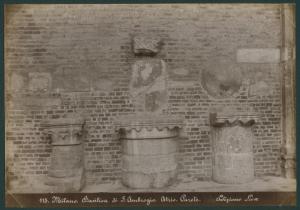 Frammenti scultorei architettonici - Sarcofagi, lacerto di affresco, colonne, lesene, epigrafe - Milano - Basilica di Sant'Ambrogio - Atrio