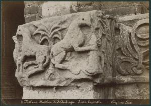 Scultura - Capitello romanico - Coppia di animali e decorazioni fitomorfe - Milano - Basilica di Sant'Ambrogio - Atrio