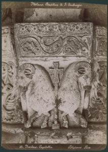 Scultura - Capitello romanico - Coppia di arieti, croce astile e decorazioni fitomorfe - Milano - Basilica di Sant'Ambrogio - Nartece